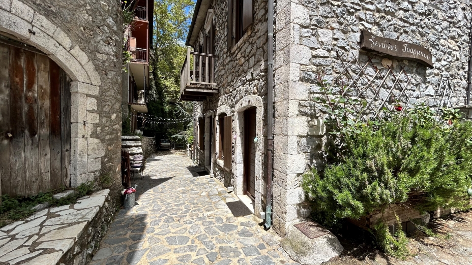 001_SGMT_Beautiful_guesthouse_in_Stemnitsa_at_the_start_of_the_Menalon_Trail_-Adrian_Huntx.jpg